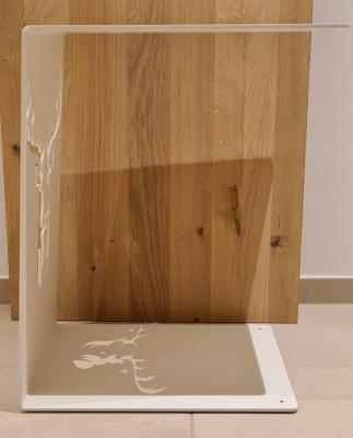 Beistelltisch mit Hirschmotiv