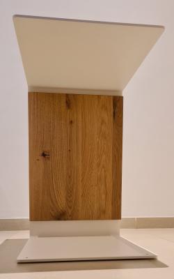 Beistelltisch mit Hirschmotiv, Massivholz Wildeiche
