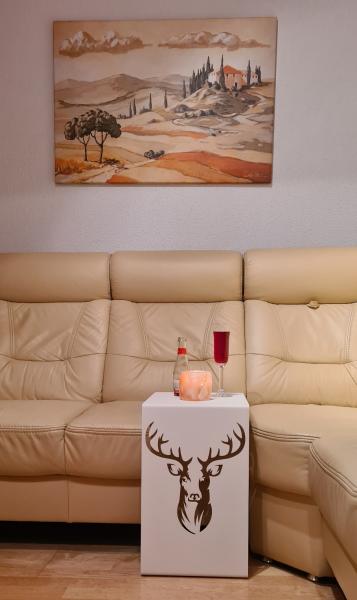 Beistelltisch mit Hirschmotiv