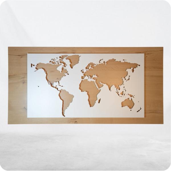 Weltbild aus Stahl mit Holzhintergrund